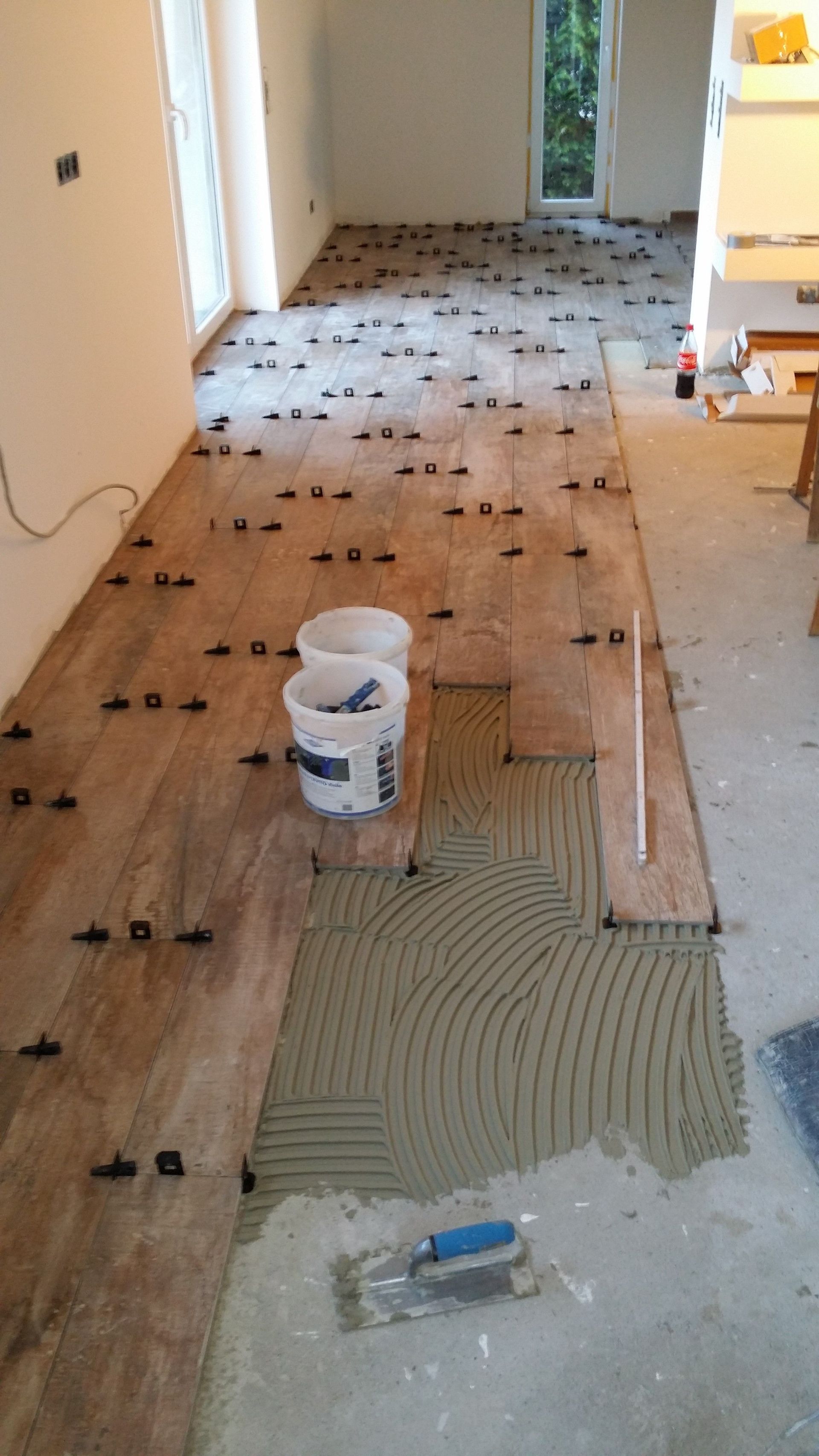 In einem Raum wird ein Holzboden verlegt.