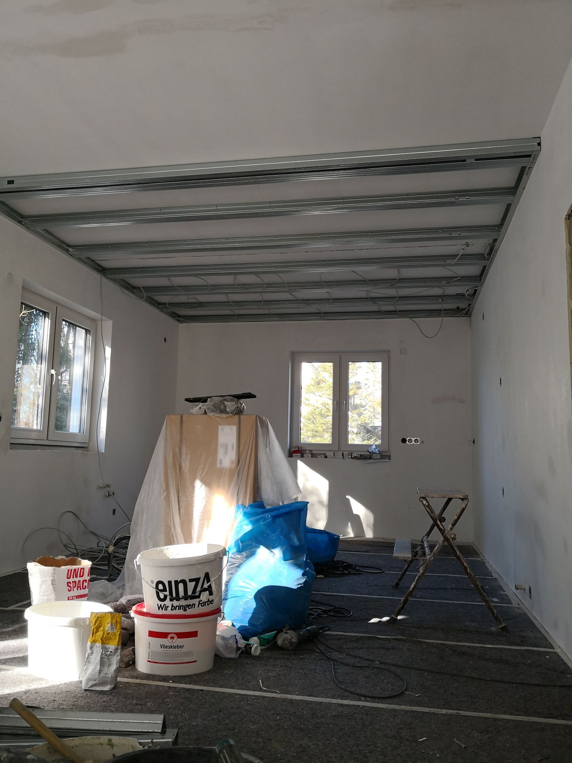 Ein Raum mit vielen Eimern Farbe und einem Eimer, auf dem „Enza“ steht