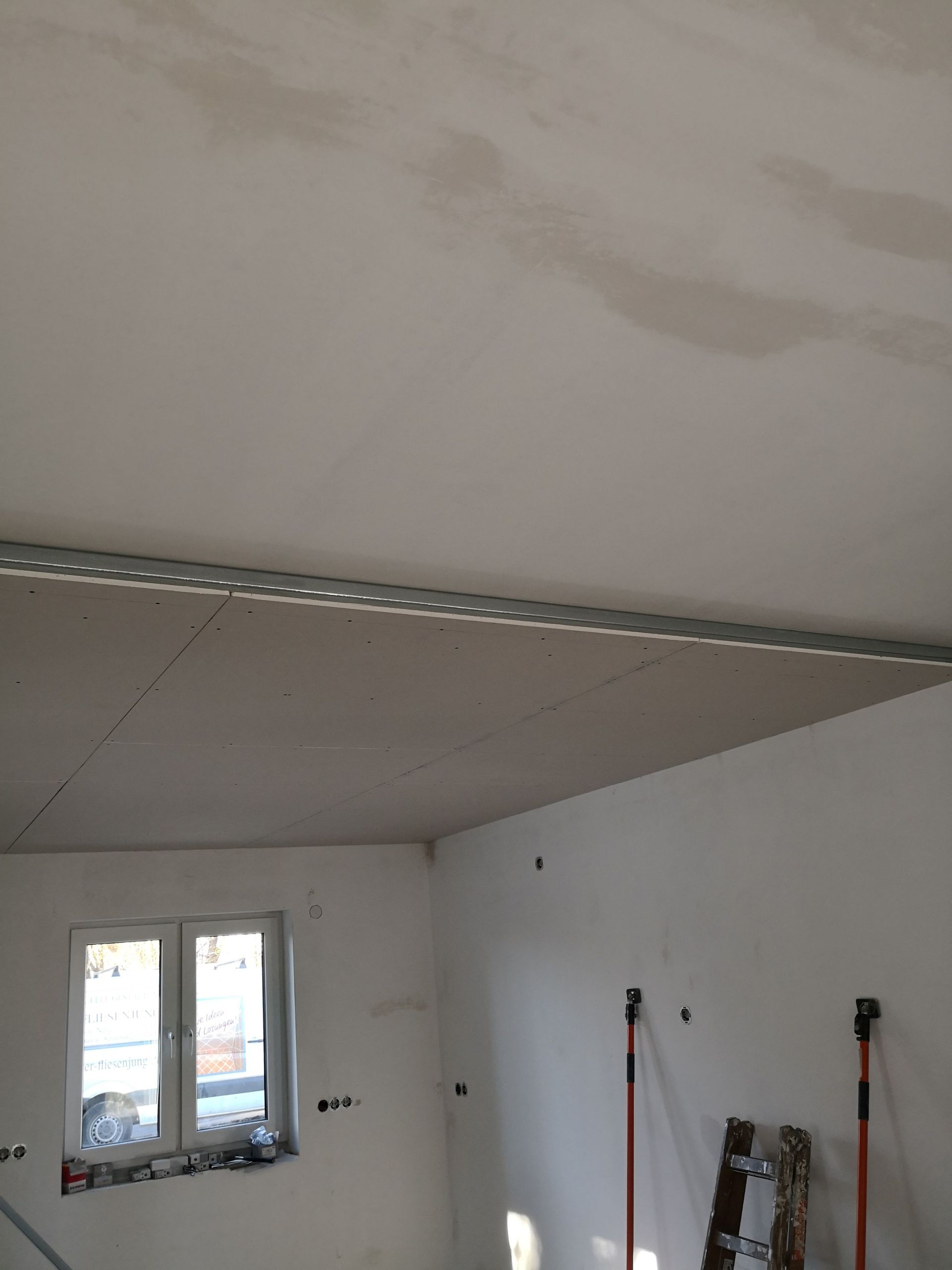 Ein Raum mit einem Fenster und einer Leiter darin