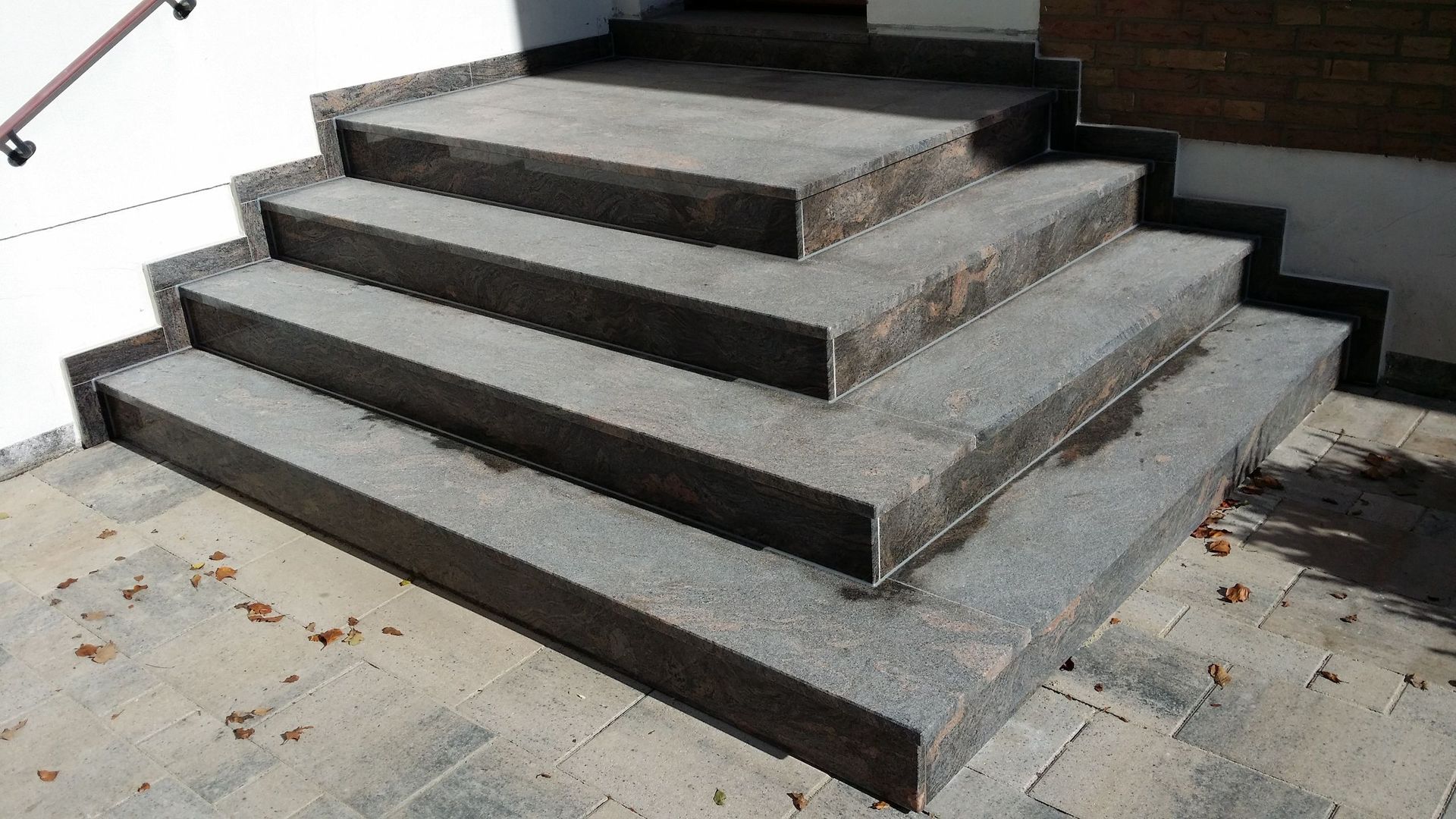 Eine Reihe Steintreppen, die zu einem Gebäude hinaufführen.