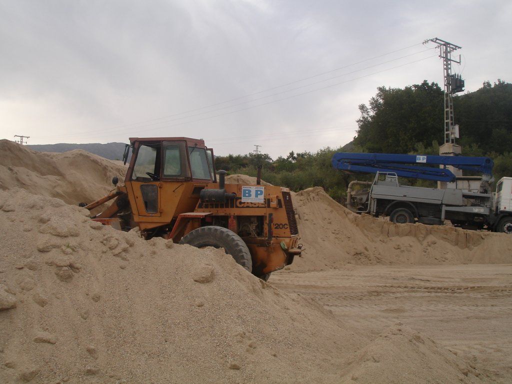 Una excavadora con la letra p en el costado