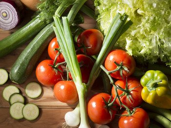 Tomates, oignon rouge, salade, poireaux, courgettes