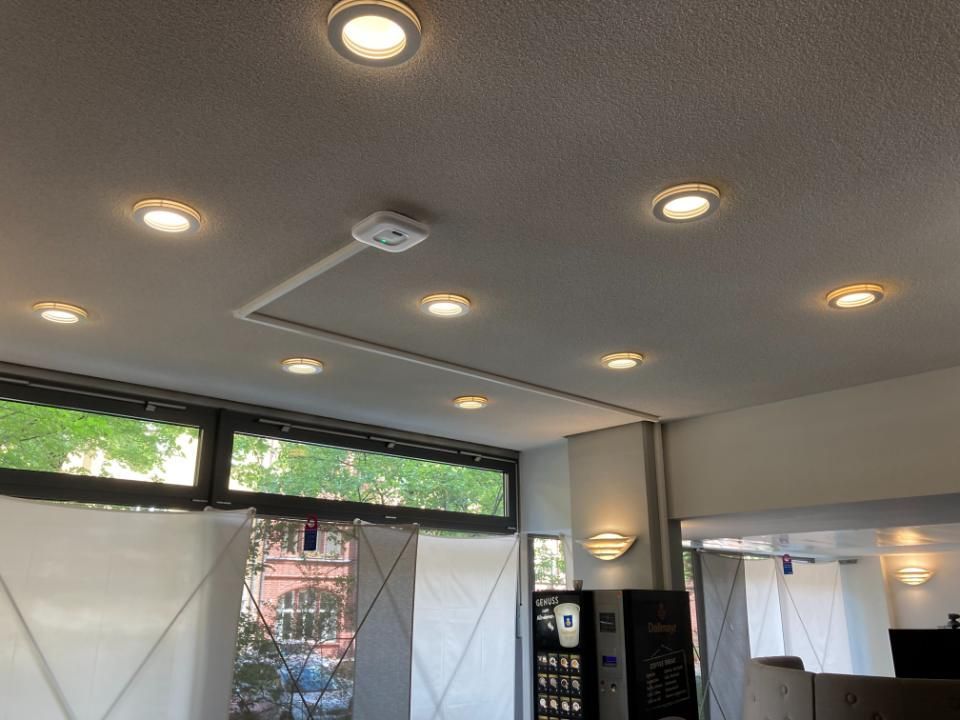 Zimmerdecke mit runden in die Decke integrierter Leuchten