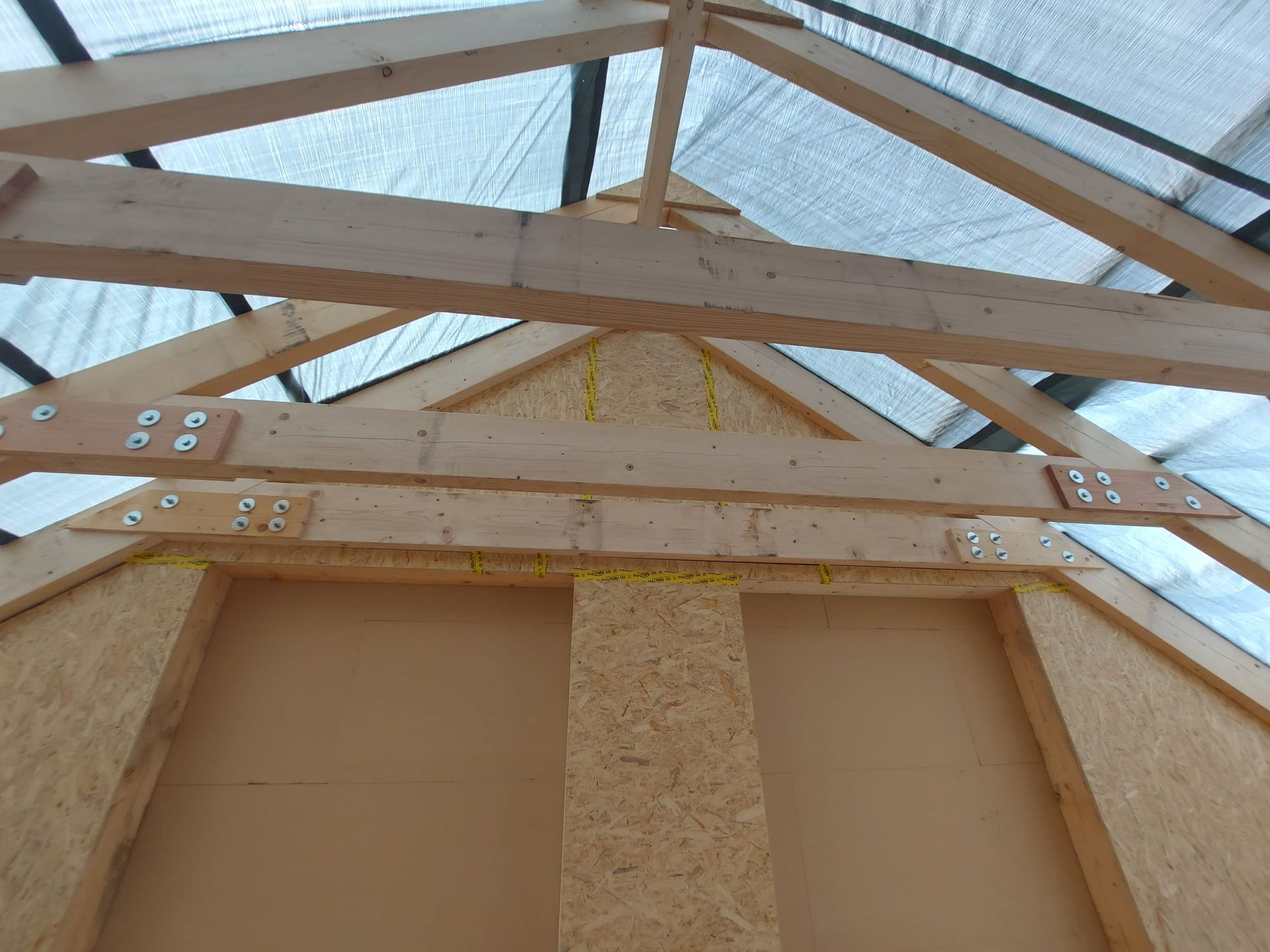 Holzdachstühle mit Verbindungsbeschlägen, von unten gesehen.