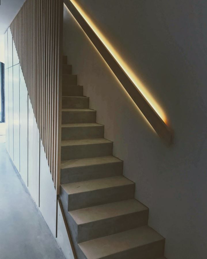 Escalier avec rampe éclairée