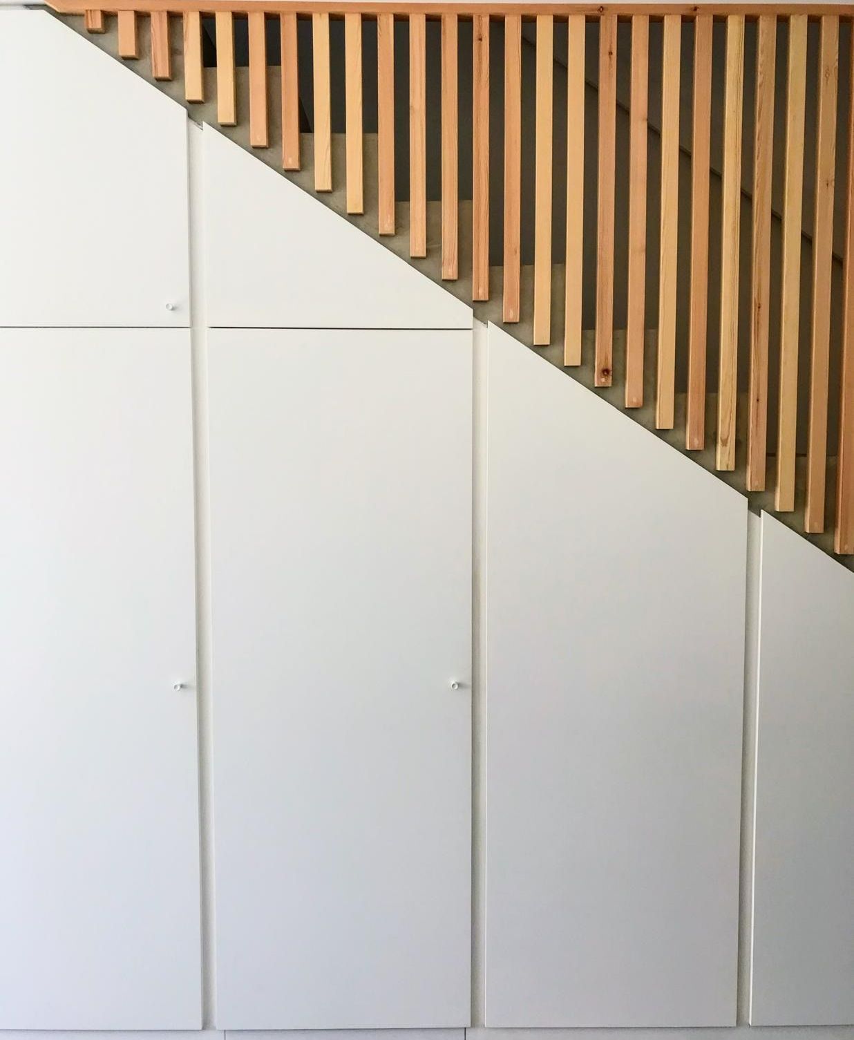 Placard blanc sous escalier