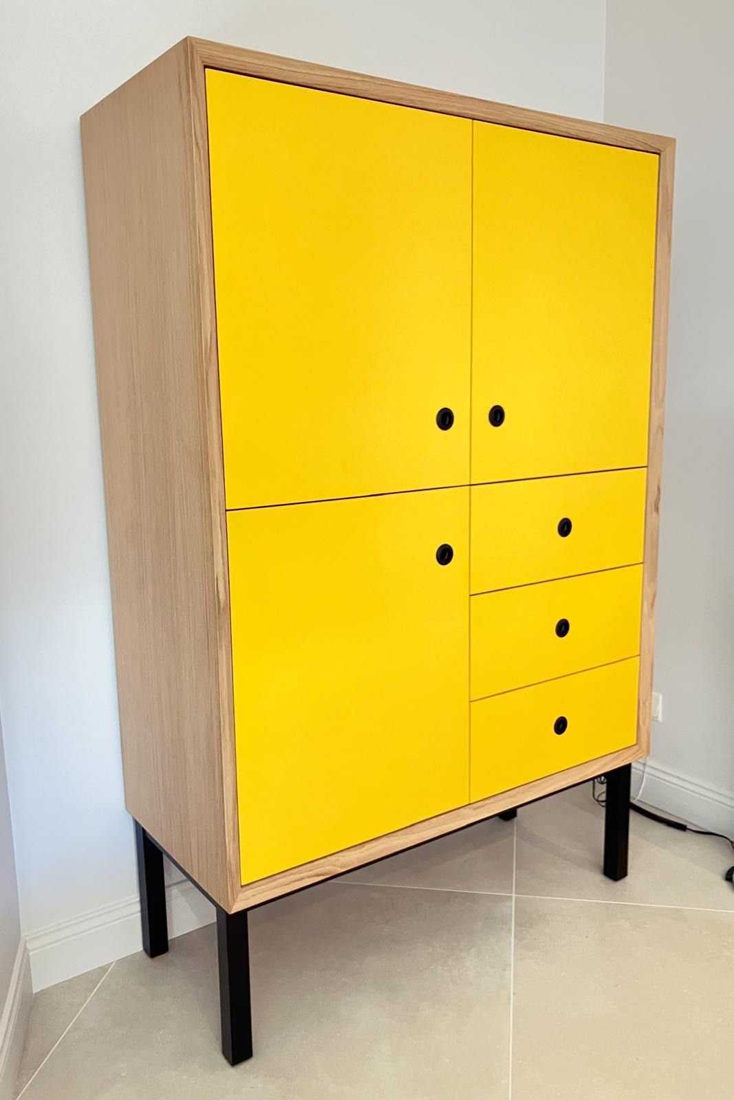 Meuble en bois avec des portes jaunes