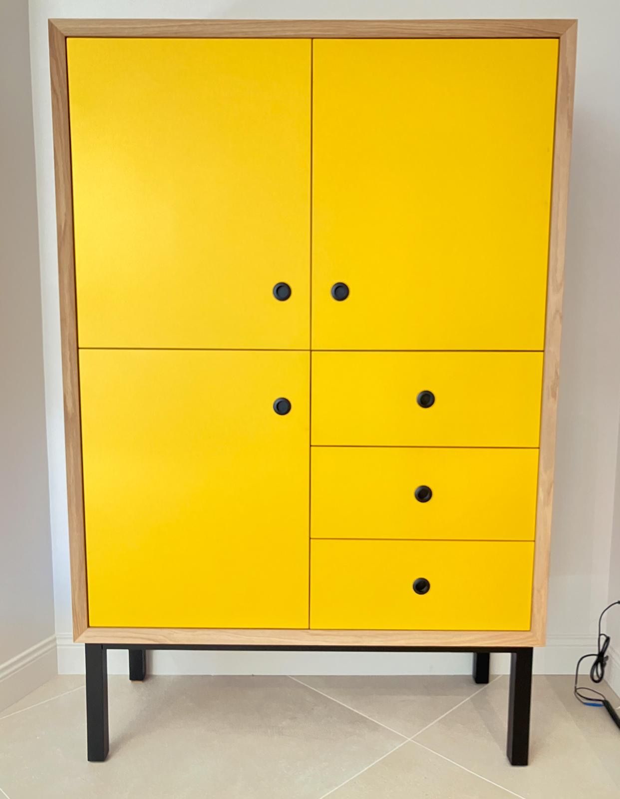 Meuble sur mesure avec des portes jaunes