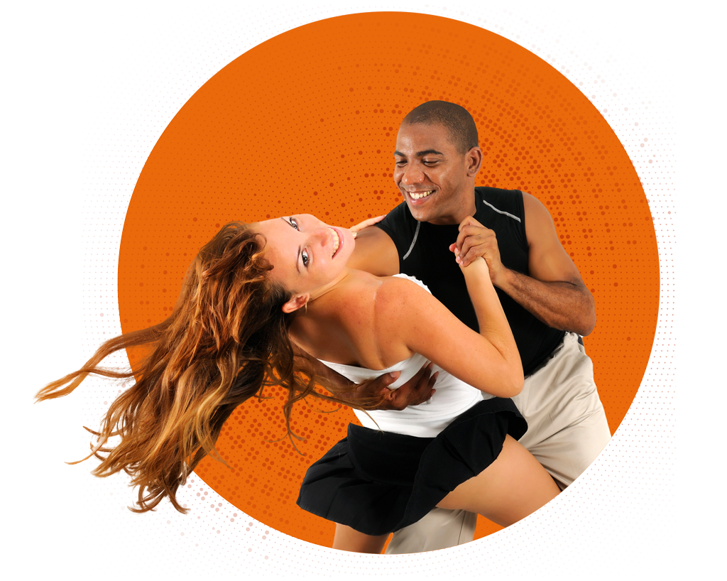 Un couple dance