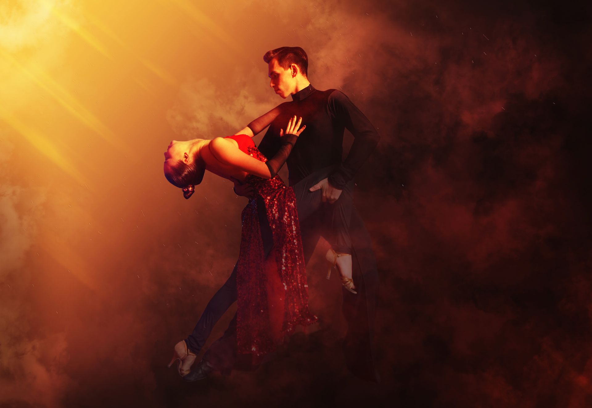 Jeune couple qui danse une danse latine