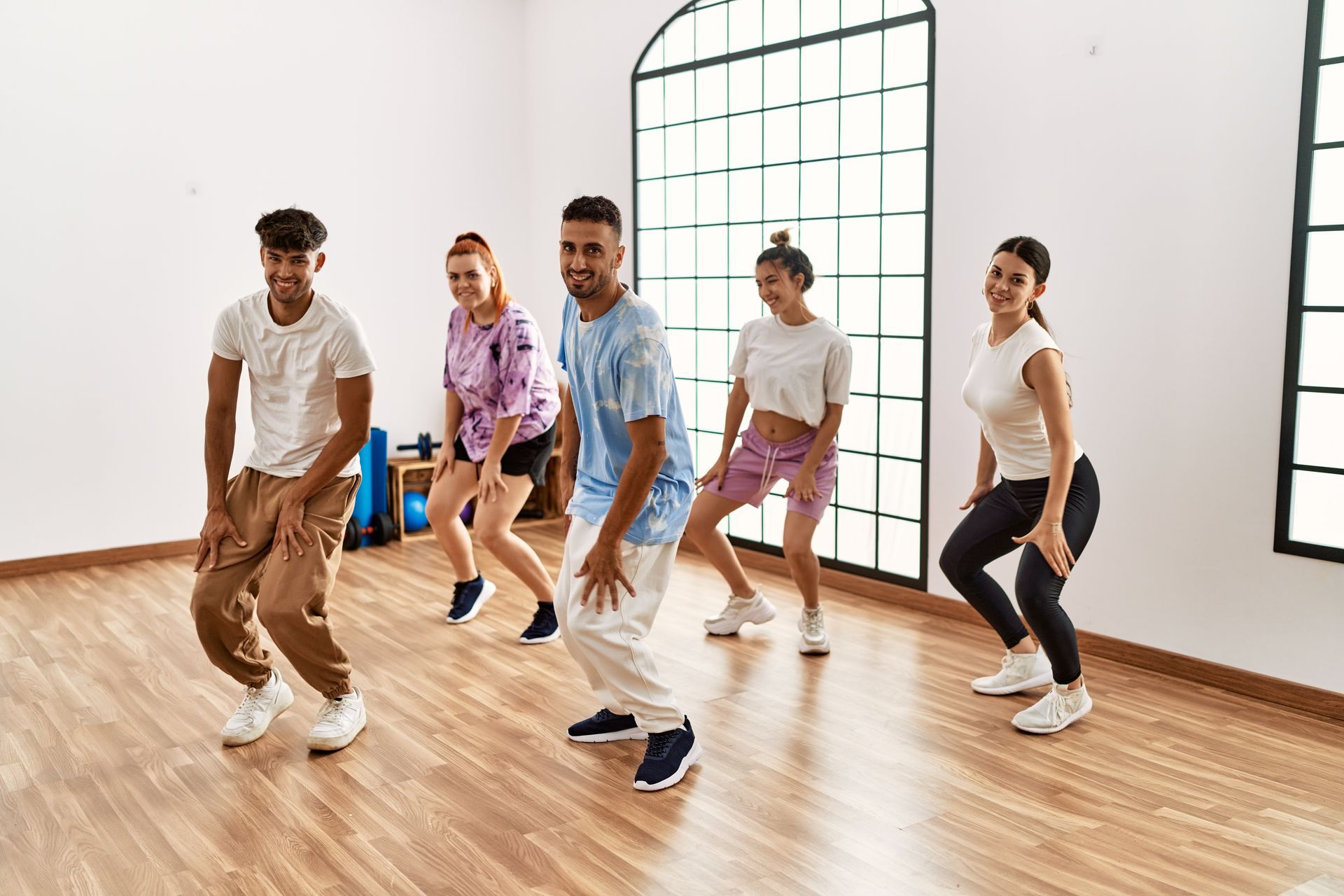 Groupe de jeunes danseurs apprenant une chorégraphie