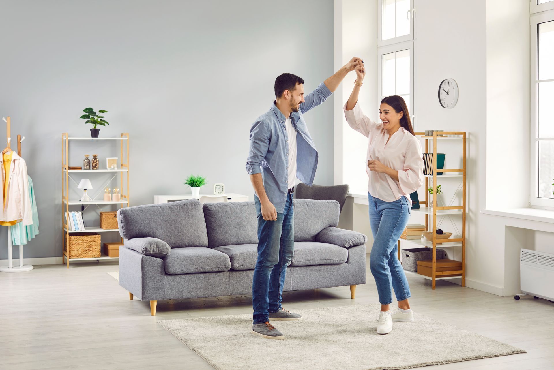 Couple dansant dans son salon
