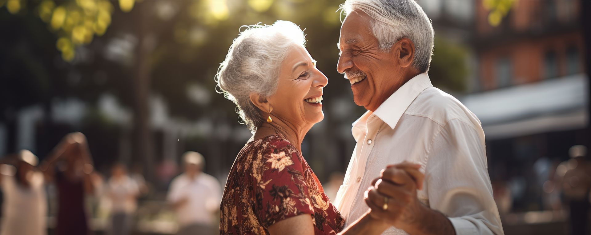 Couple de personnages âgées dansent