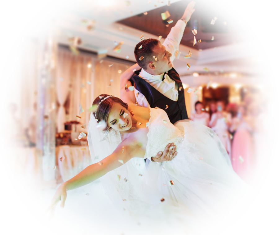 Deux jeunes mariés sur la piste de danse