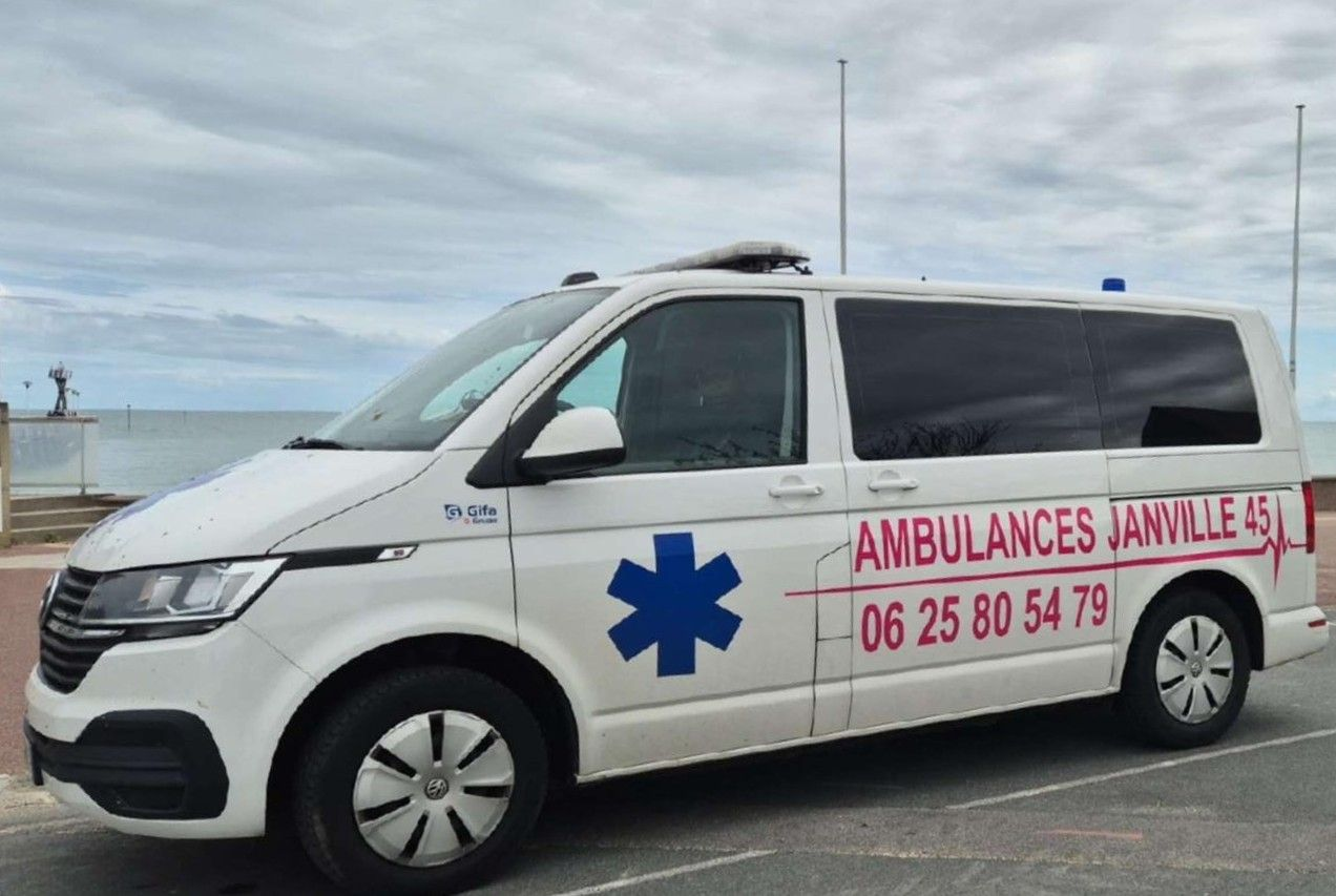 Ambulance sous un ciel gris