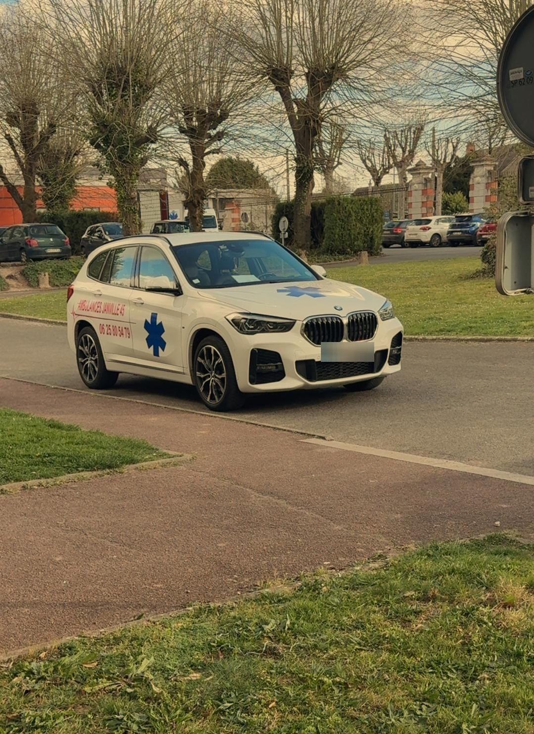 Taxi VSL blanc dans un lotissement