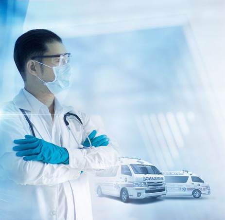 Médecin masqué et ganté, stéthoscope à la main, bras croisés. Ambulances en arrière-plan, milieu médical.