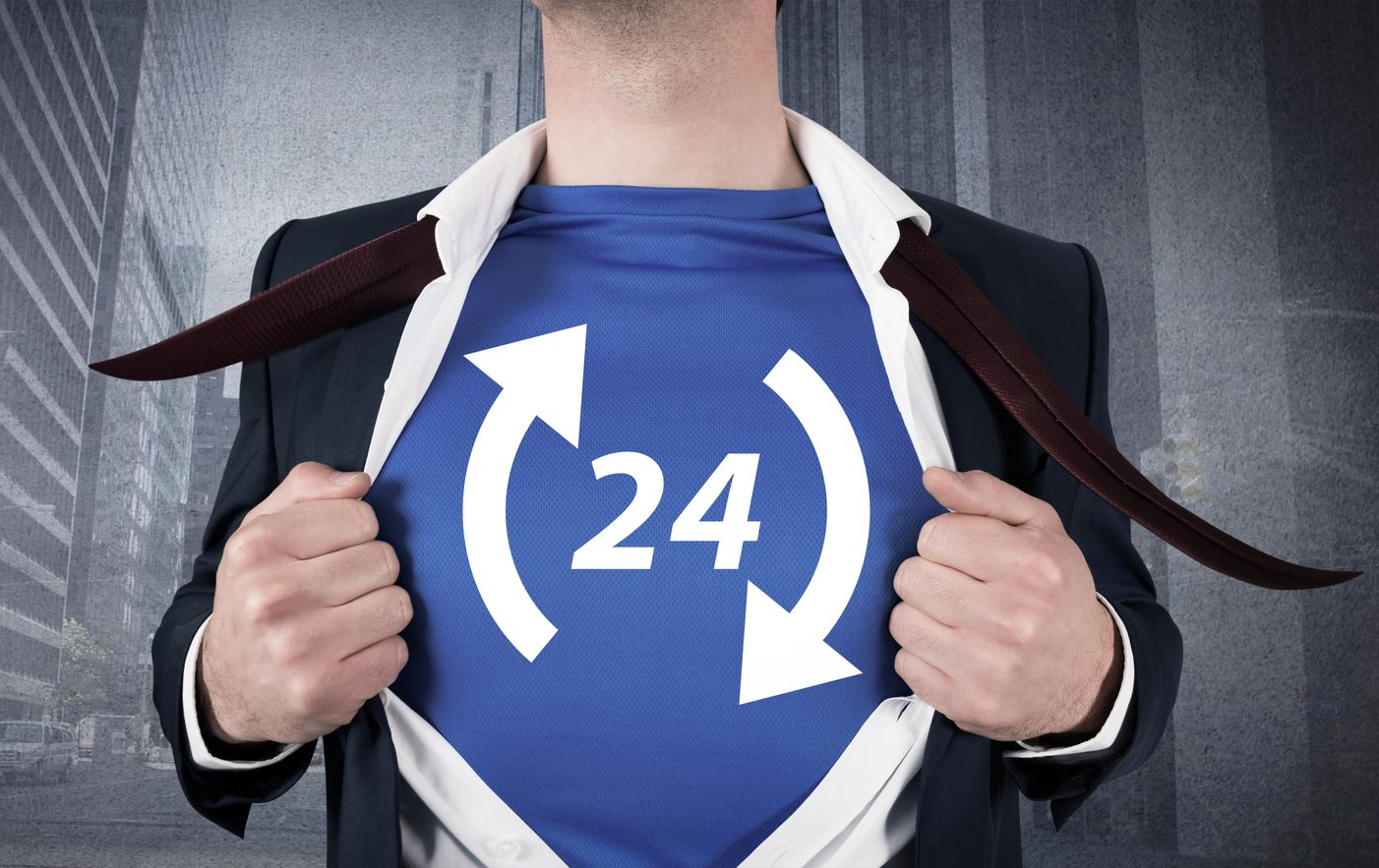 Un homme en costume ouvre sa chemise pour révéler le nombre 24, suggérant un service disponible 24h/24 et 7j/7.