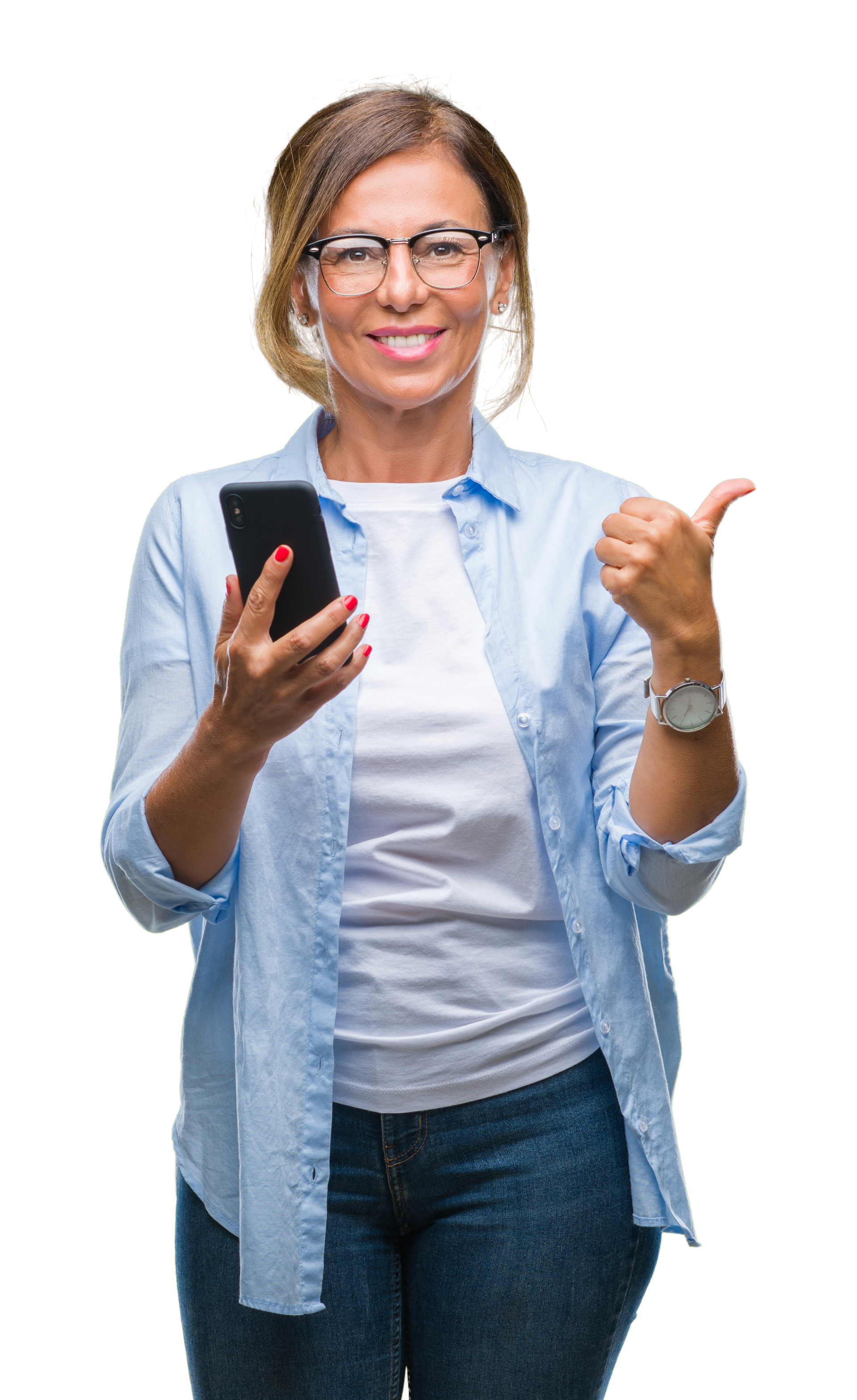 Femme à lunettes tenant un téléphone et des écouteurs, faisant un signe de pouce levé.