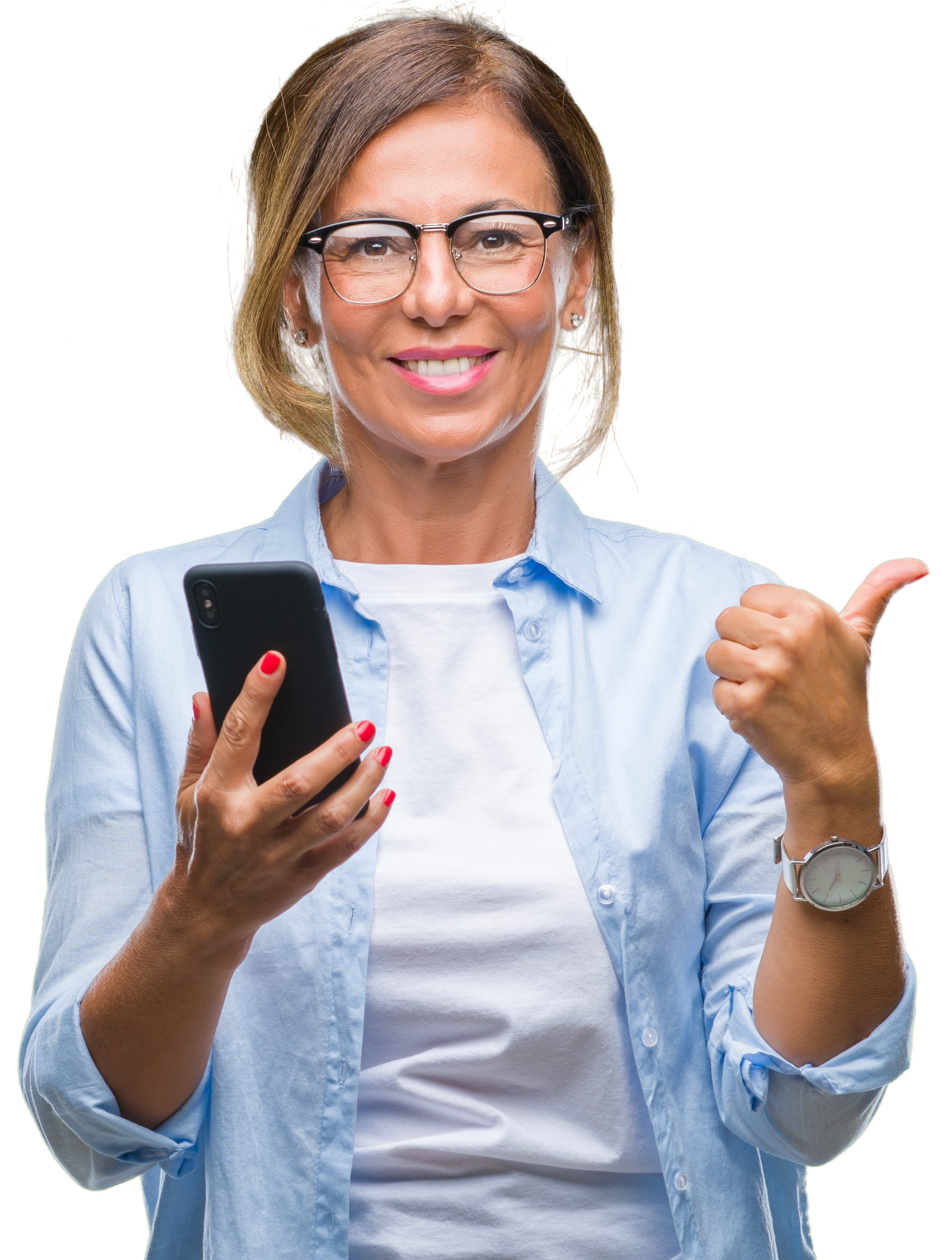 Femme tenant un téléphone, pouce levé ; portant des lunettes et une chemise boutonnée.