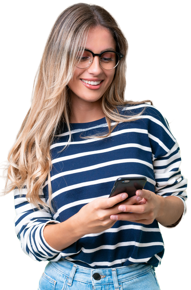 Femme en chemise rayée et lunettes souriant à son téléphone.