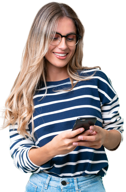 Femme en chemise rayée et lunettes souriant à son téléphone.