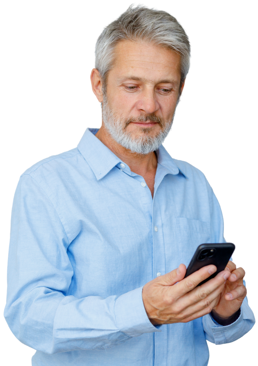 Un homme aux cheveux et à la barbe grisonnants regarde son téléphone portable. Il porte une chemise bleue à boutons.
