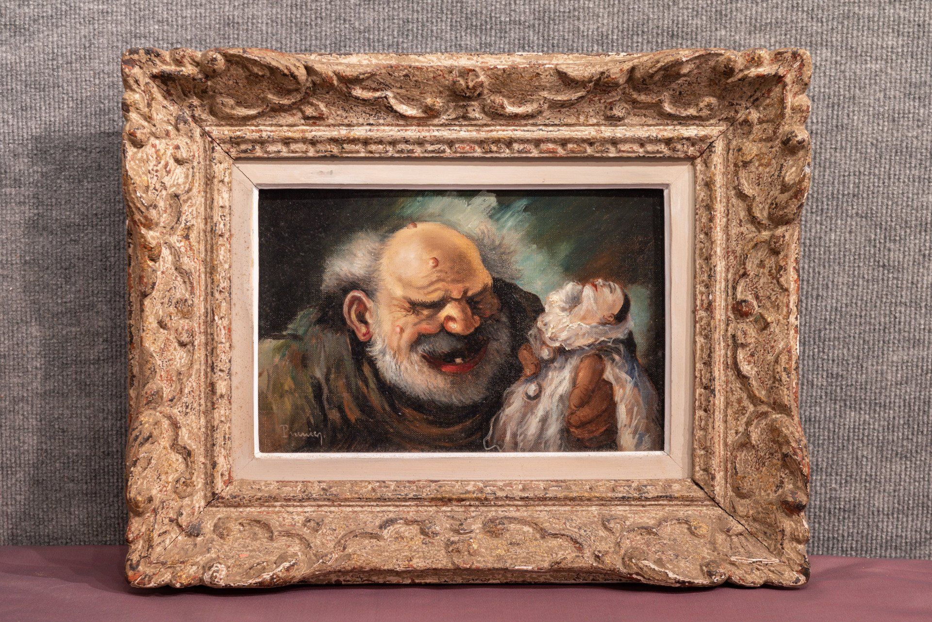 Un tableau à l'huile représente un homme barbu au visage grimaçant tenant un enfant