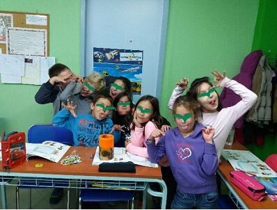 Χαιρόμαστε και γιορτάζουμε όλοι μαζί  τις γιορτές κ τα γενέθλια των μαθητών μας