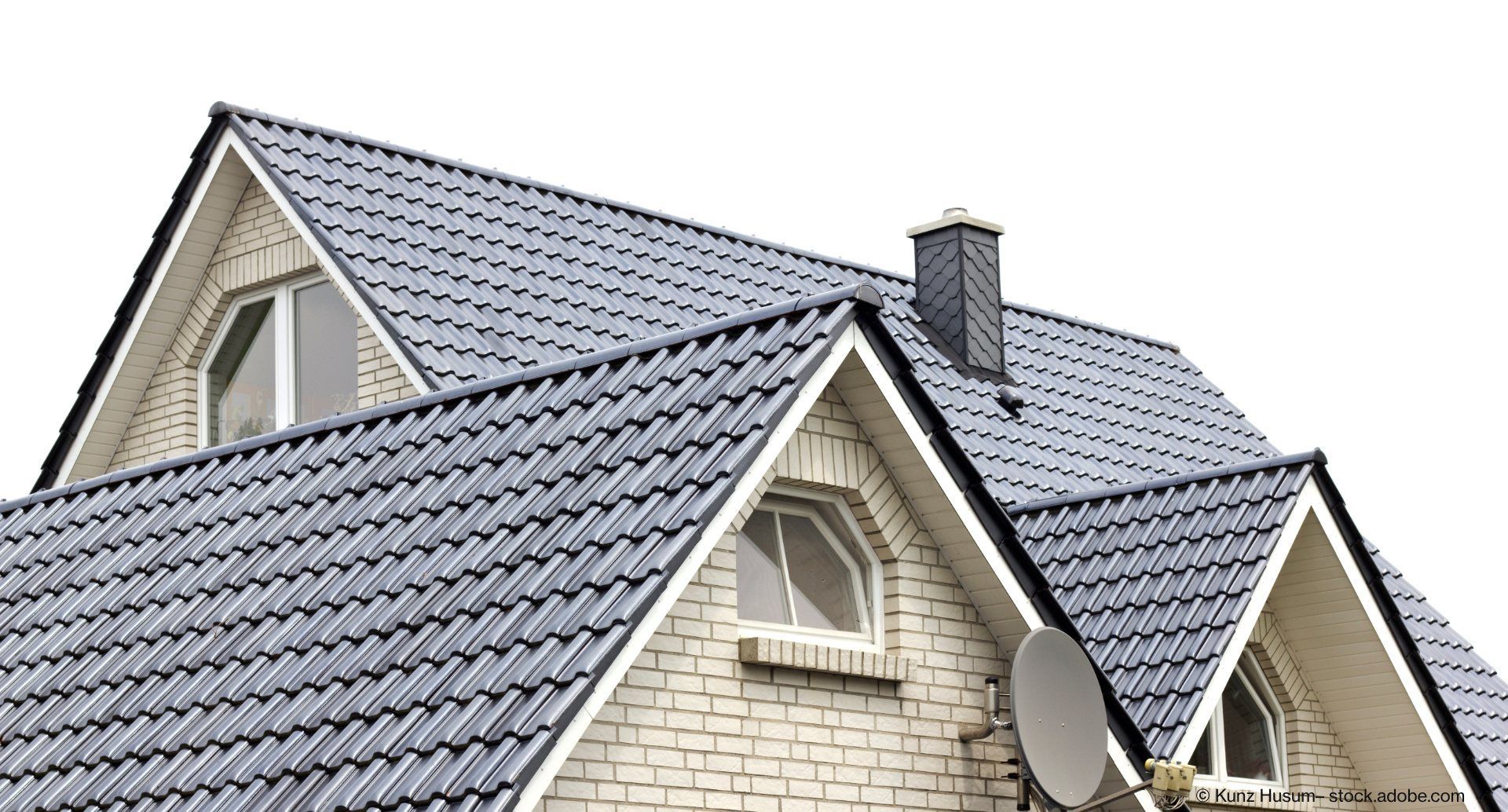 Frisch sanierte und neu eingedeckte Dächer mit anthrazitfarbenen Schindeln