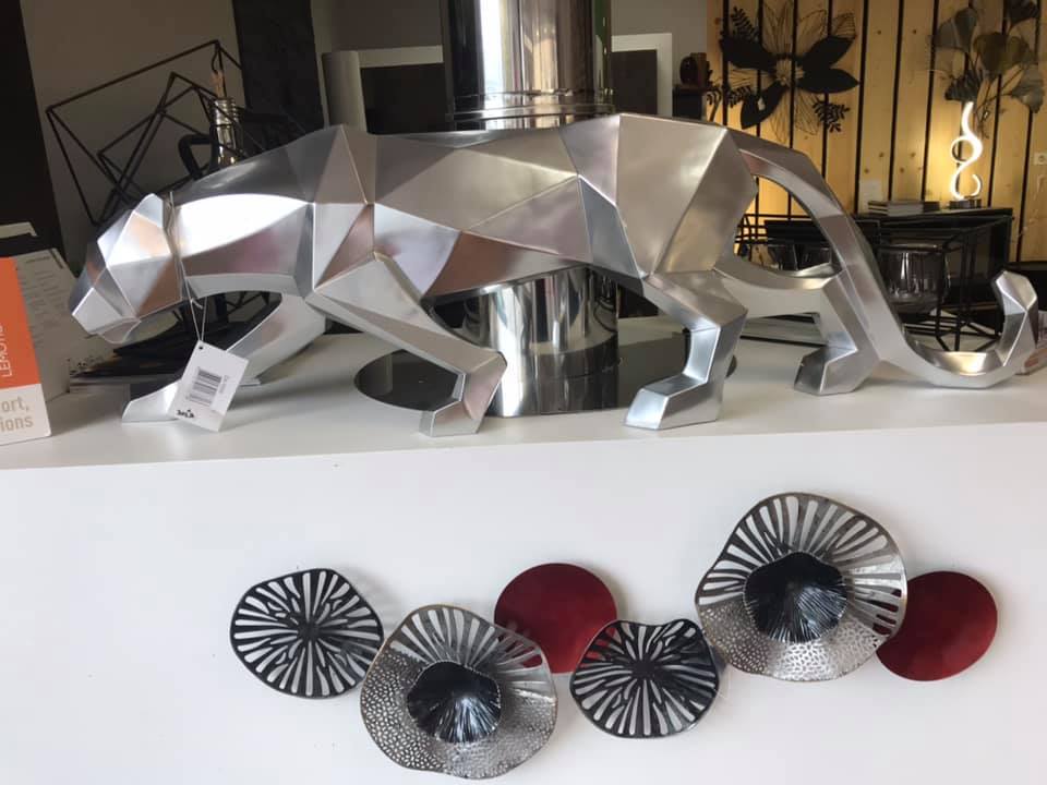 Félin et décor mural métalliques