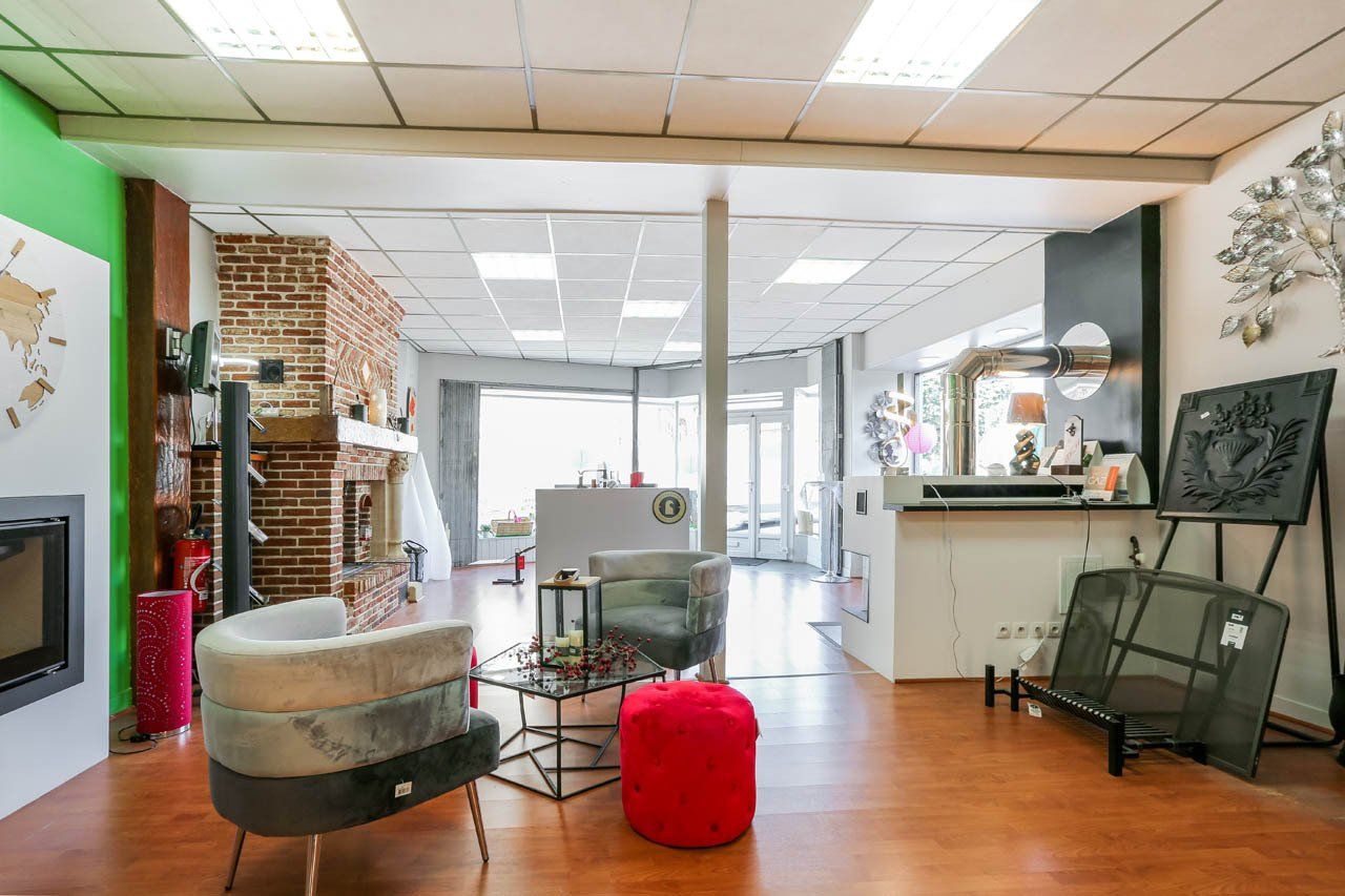 Fauteuil et table du showroom