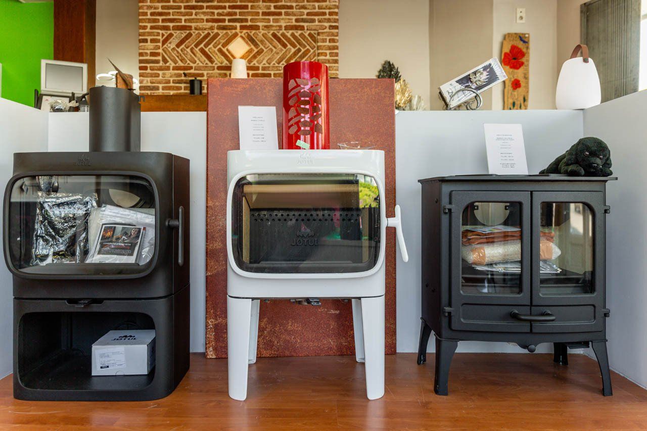 Trois poêles exposés en boutique