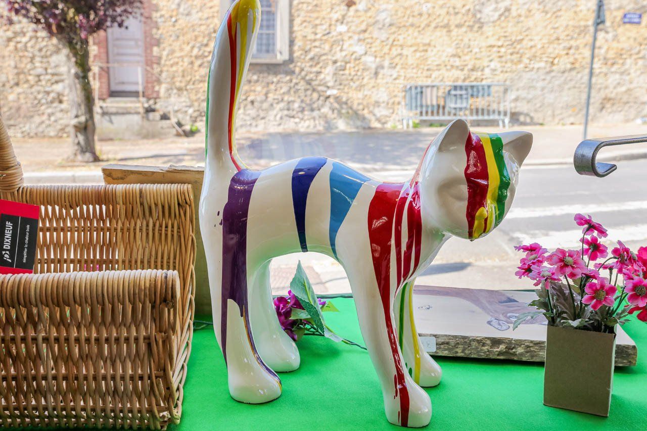 Statuette d'un char multicolore