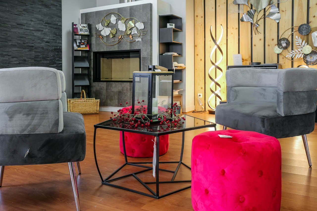 Fauteuils et poufs en velours