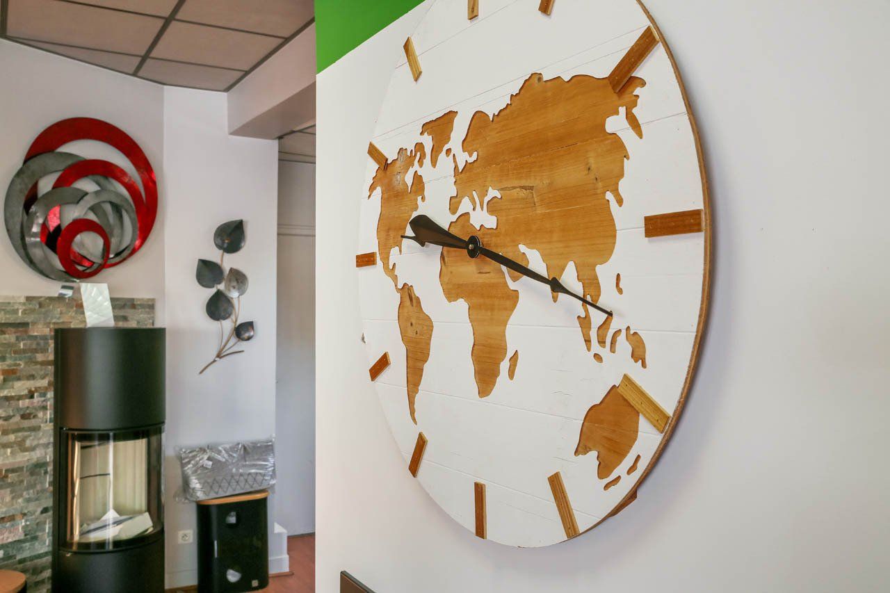Horloge en bois avec la carte du monde
