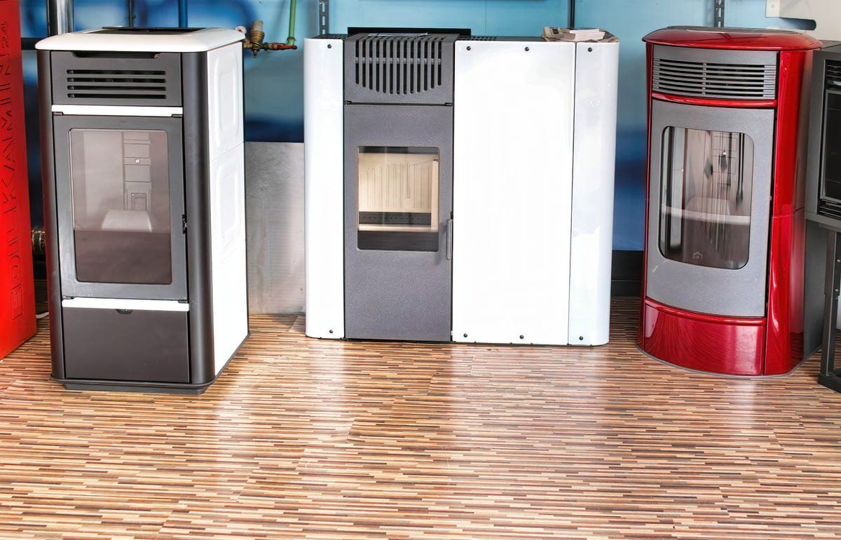 Trois poêles à granulés