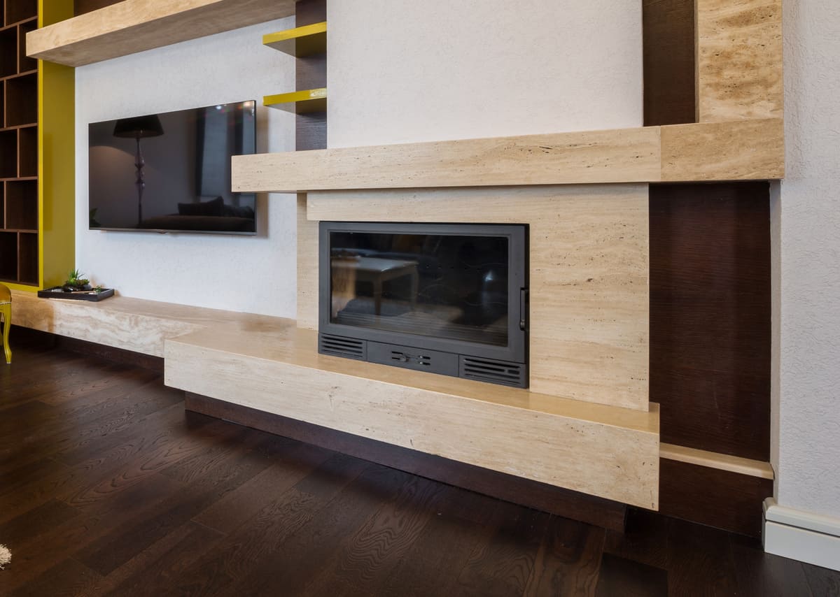 Cheminée dans un salon moderne