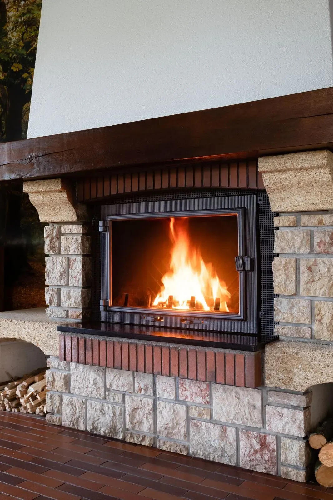 Foyer ouvert d'une cheminée bois