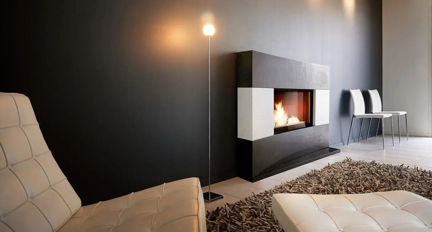 Coffrage noir et blanc d'une cheminée