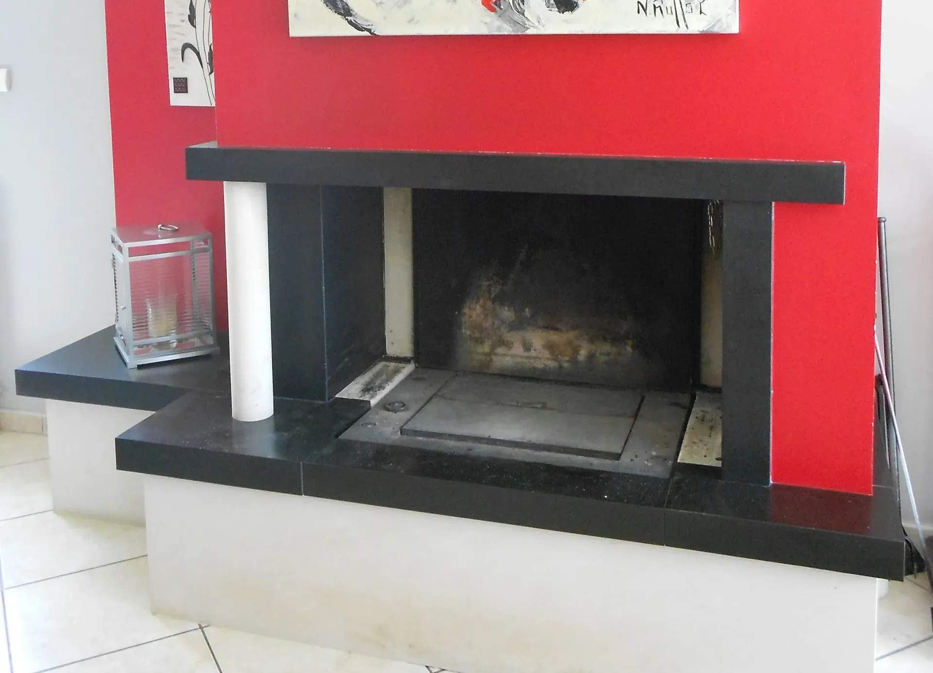 Cheminée sur mesure noire et rouge