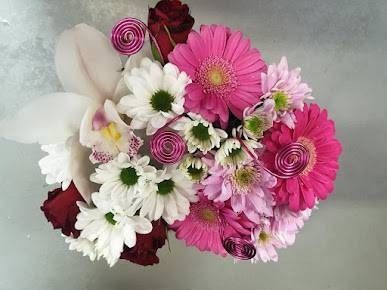 Bouquet de fleurs roses et blanches sur fond gris clair
