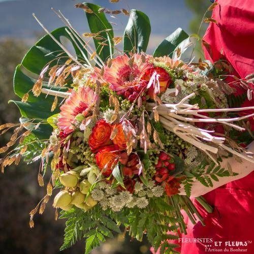 Bouquet floral coloré avec des fraises rouges, des fleurs blanches et des feuilles vertes en extérieur