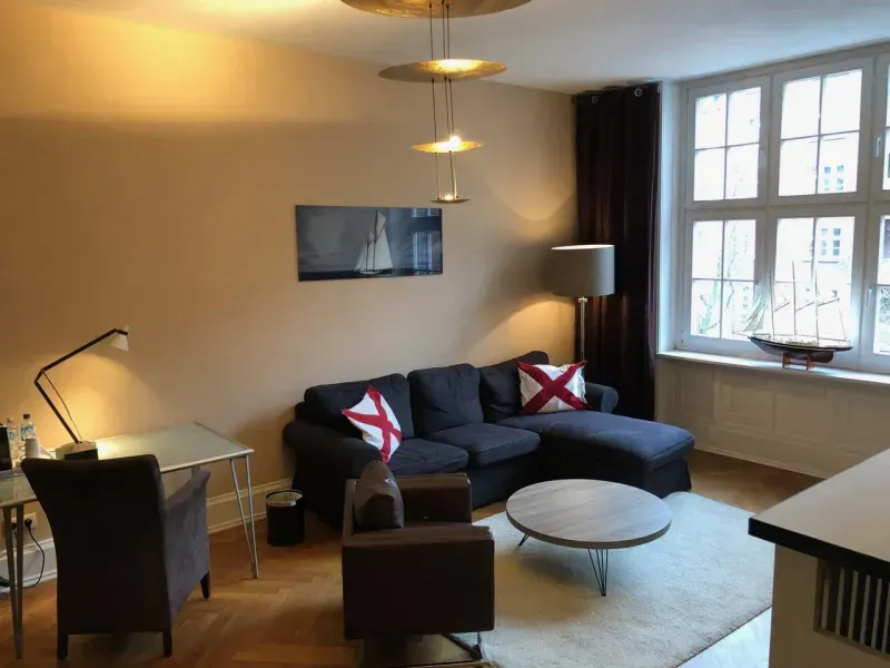 Ein Wohnzimmer mit einer Couch und Stühlen und einem Tisch