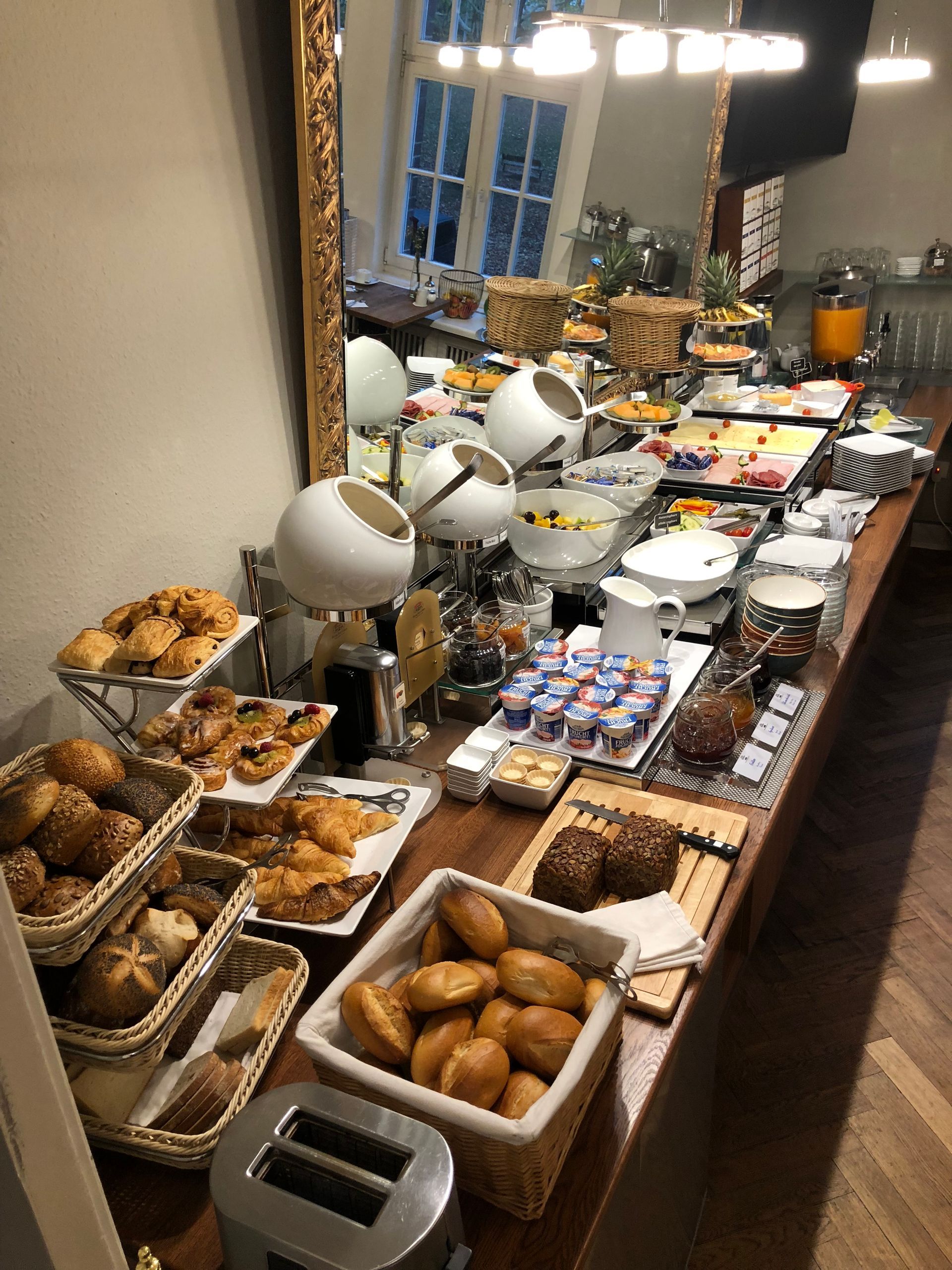 Es gibt einen Buffettisch mit viel Essen darauf.