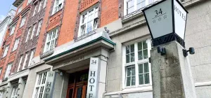 Die Vorderseite eines Hotels mit einem Laternenpfahl davor.