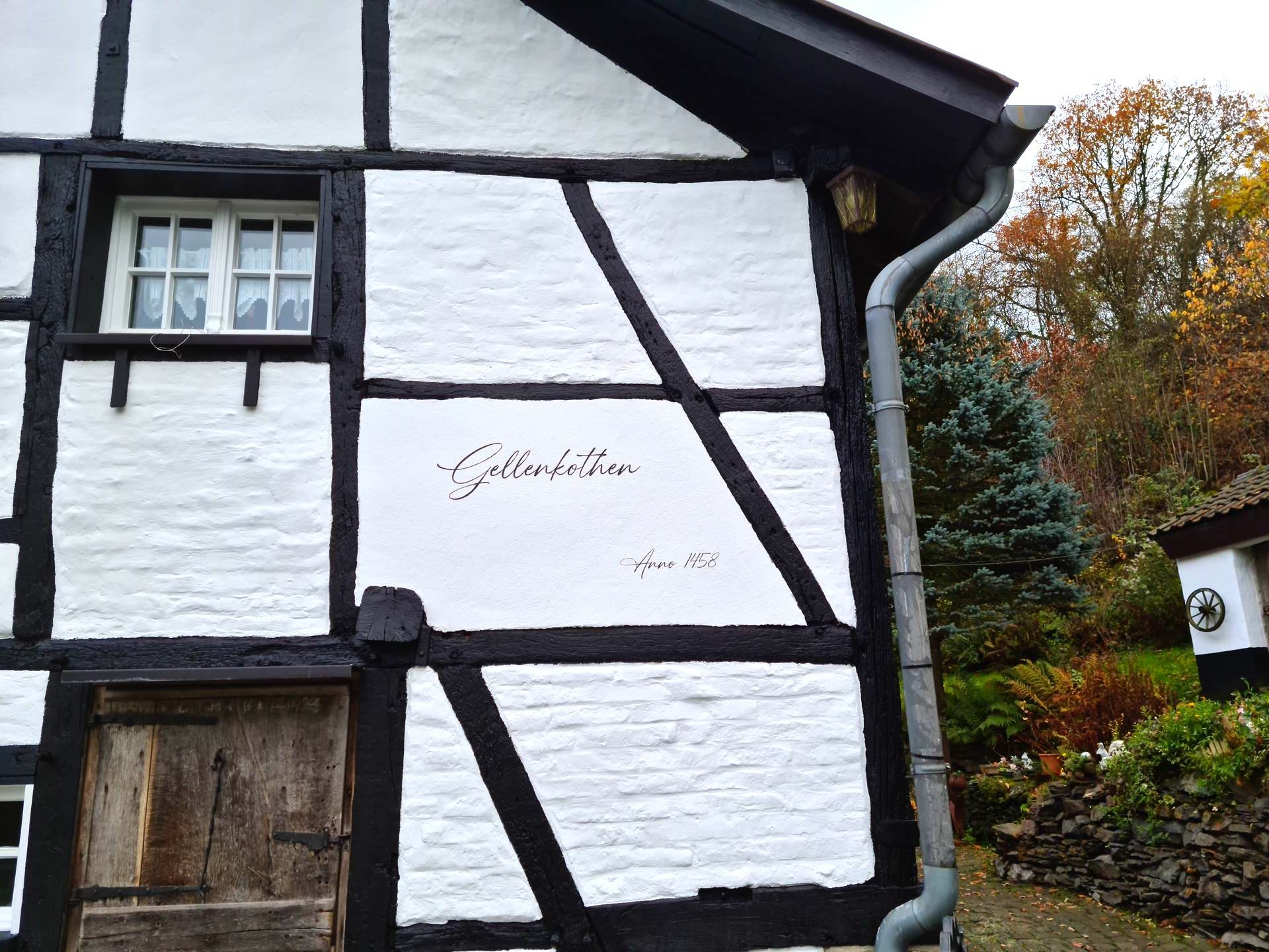 Ein schwarz-weißes Backsteingebäude mit der Aufschrift „Glückchen“