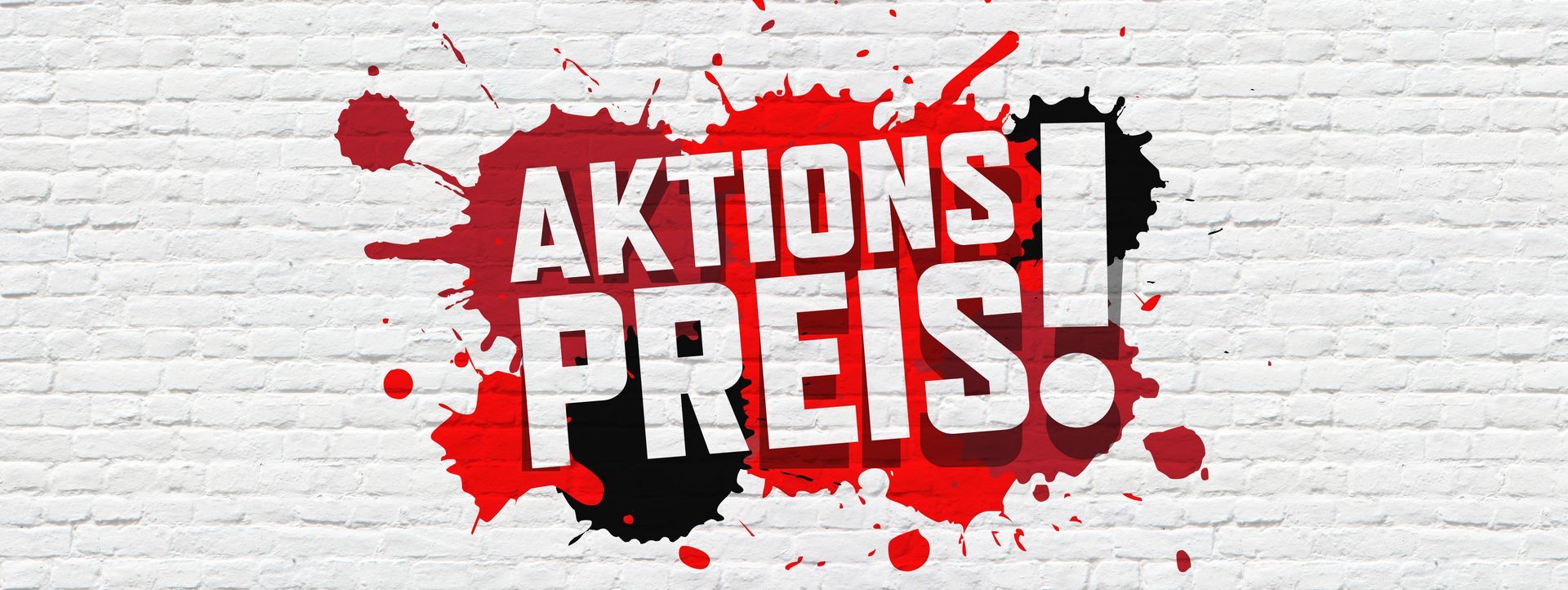 „Aktionspreis!“-Text in Weiß auf einer rot-schwarzen Tintenspritzergrafik vor einem Backsteinmauerhintergrund.