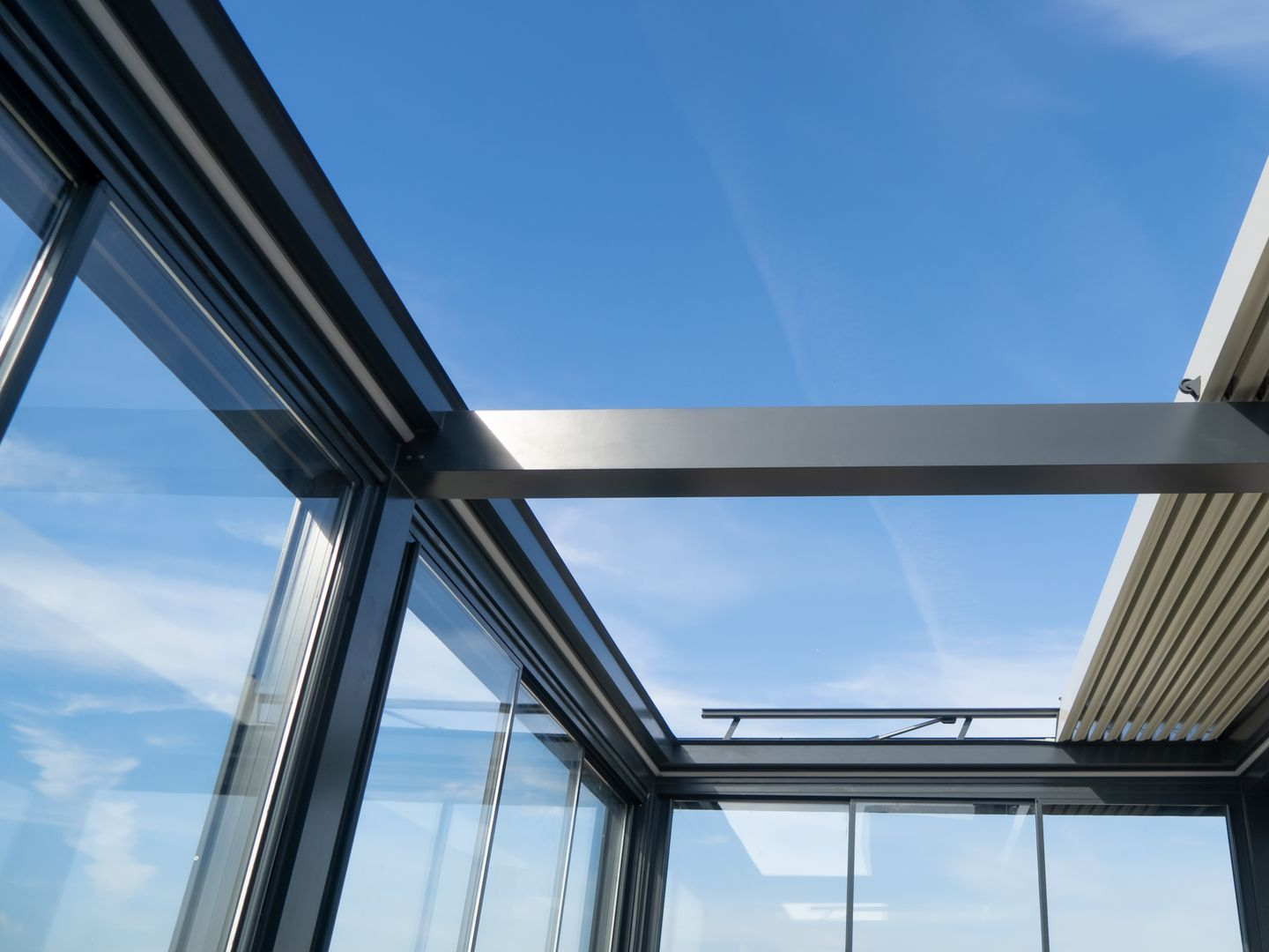 Moderne Beschattungsanlage Fassadenanstrich Sonnenschutz in Essen.