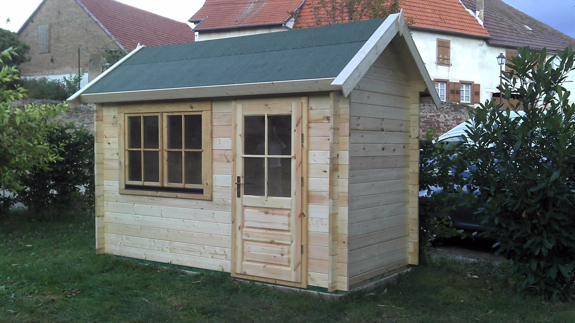 Chalet de jardin blanc avec toit noir